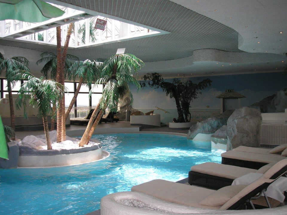 Pool im 22 Stock Four Points by Sheraton Munich Arabellapark