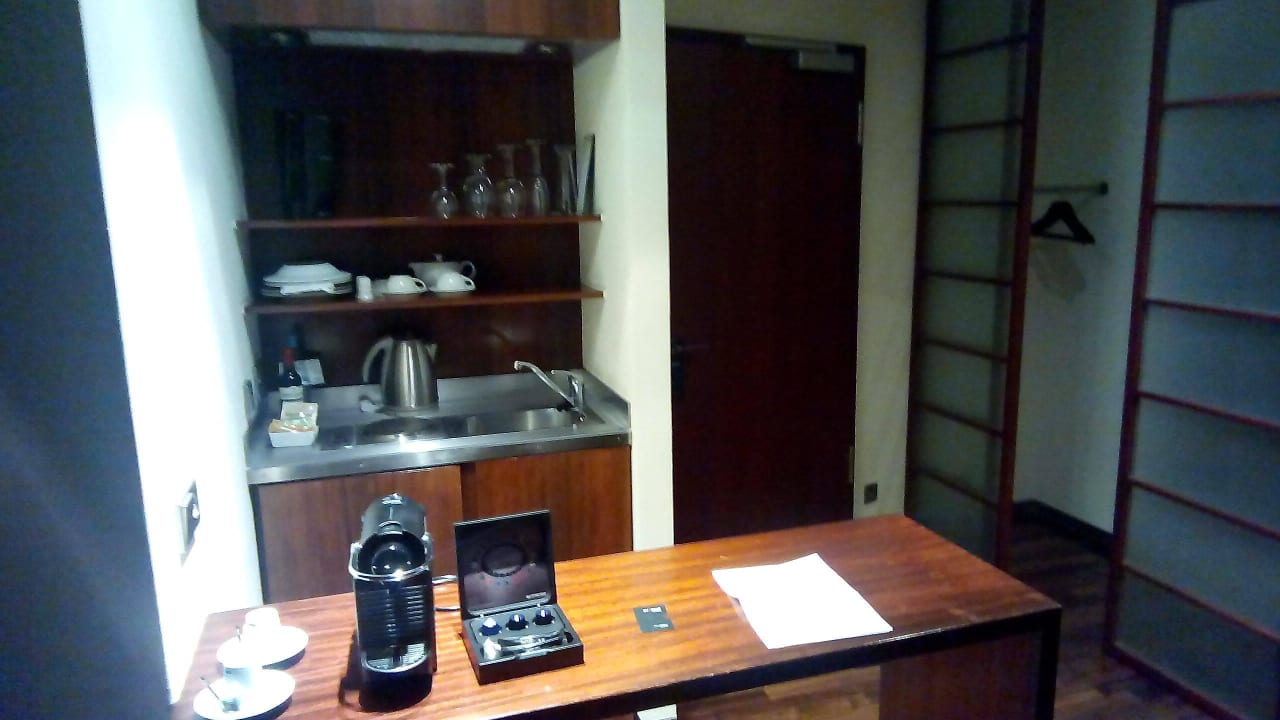 Küchenzeile mit Eingang INNSIDE by Meliá Frankfurt Eurotheum