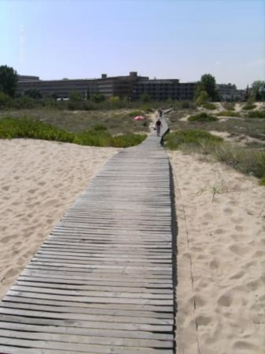 Weg vom Strand zum Hotel HI Hotels Imperial Resort