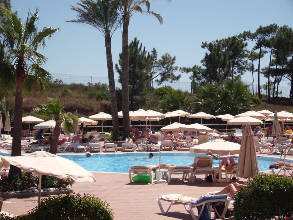 Pool des Hotels im Hintergrund mit Blick aufs Meer PortoBay Blue Ocean