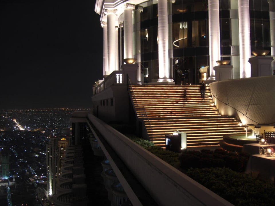 Blick von der Skybar auf the Dome Hotel Lebua At State Tower