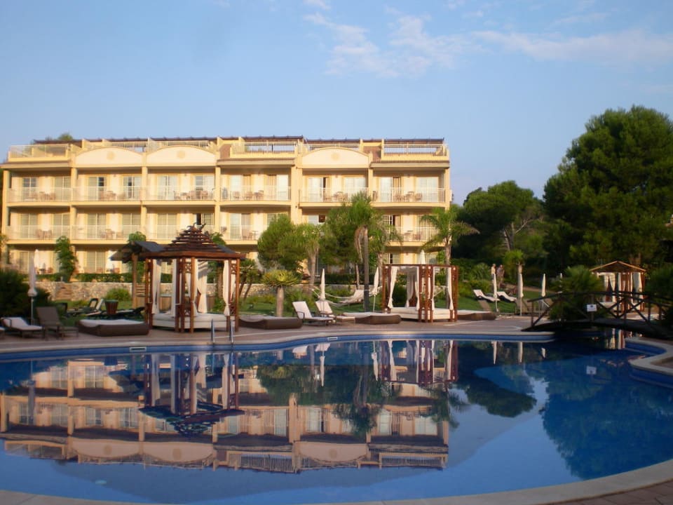 Pool mit Liegen und Himmelbetten VIVA Cala Mesquida Suites & Spa 16+