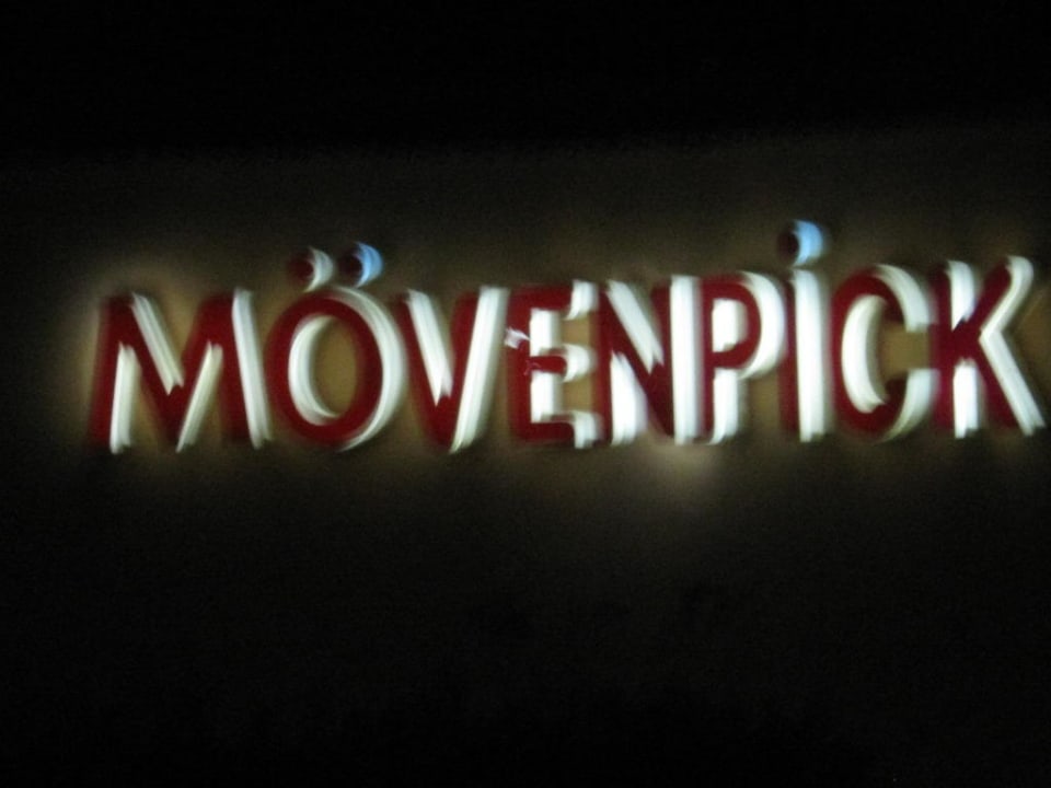 Hoteleinfahrt abends Mövenpick Resort & Spa El Gouna