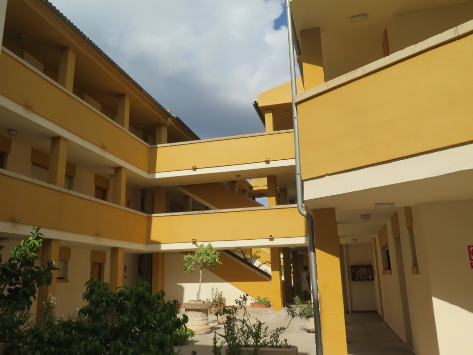 Innenhof / Laubengänge / Treppenhaus FLOR los Almendros Apartamentos