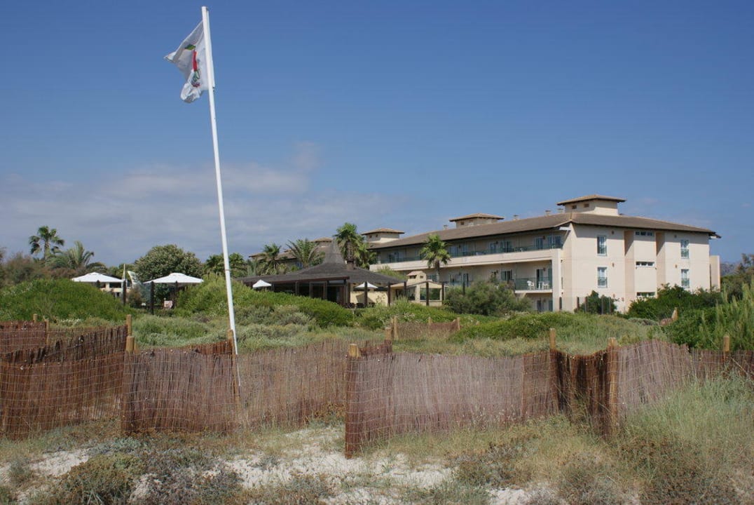 Blick vom Strand auf das Hotel allsun Hotel Eden Playa
