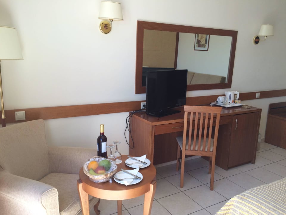 Schreibtisch und TV Porto Bello Royal