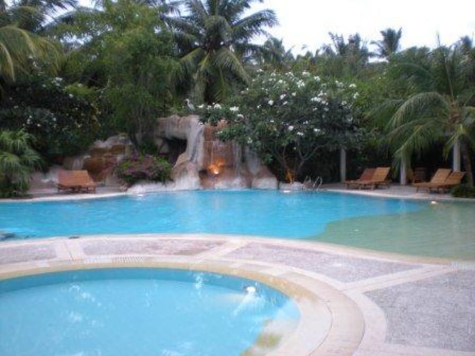 Pool für alle Gäste der 3 Hotels Kuramathi Maldives