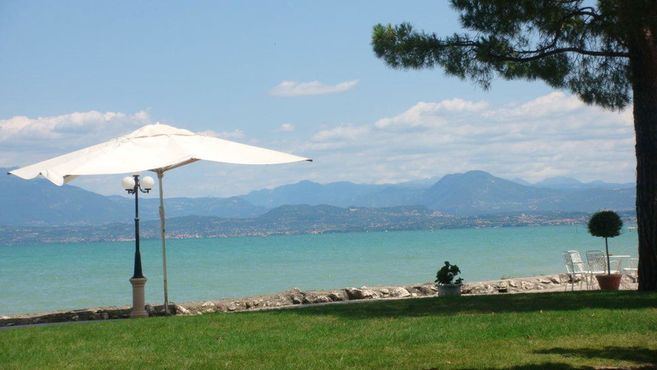 Pelouse devant le lac Hotel Lugana Parco Al Lago