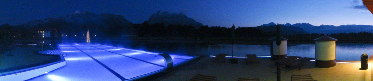 Beheizter Aussenpool und Bergblick am Abend Hotel König Ludwig