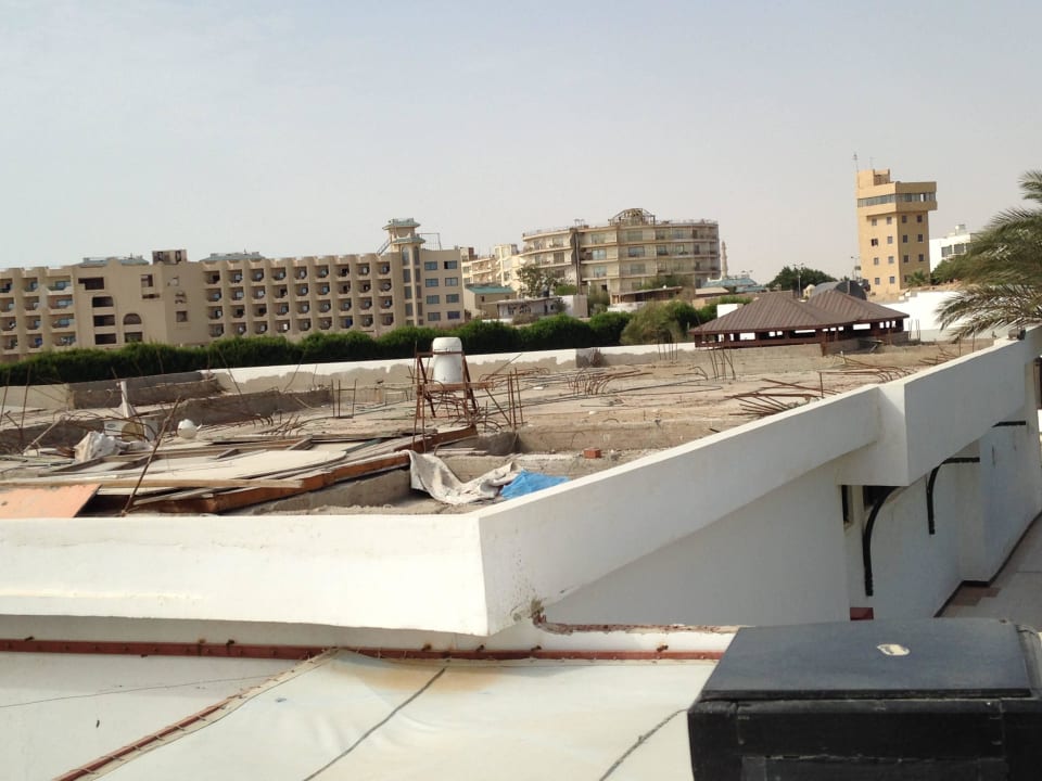 Aussicht von der Dachterrasse auf die Baustelle Arabella Azur Resort