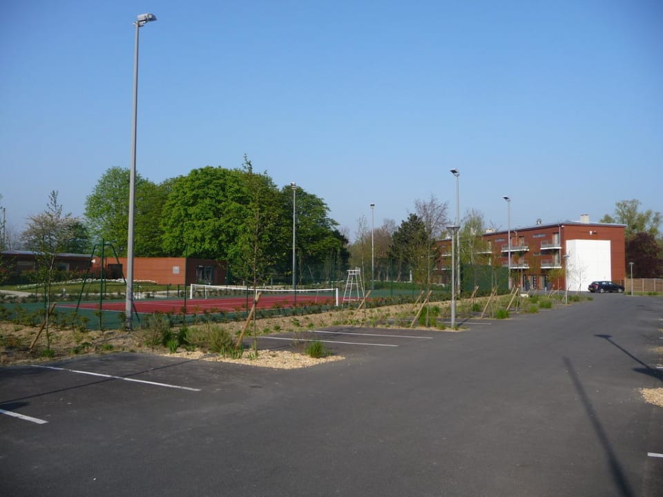 Parkplatz mit Tenniscourt Hotel Relais De La Malmaison