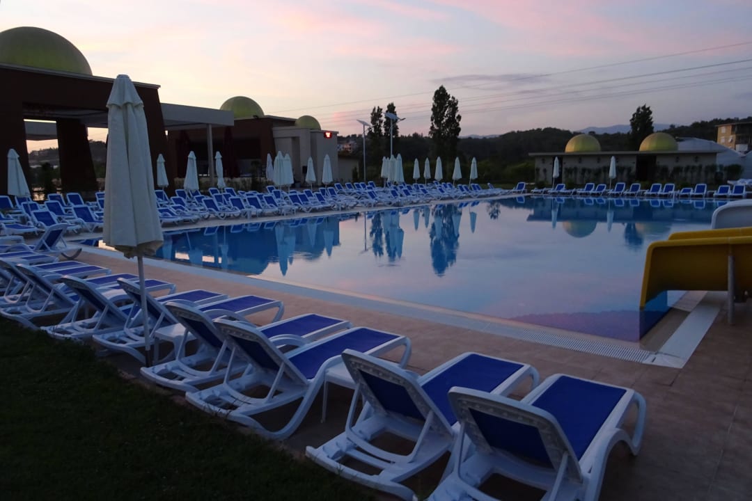 Gegenüber Anlage mit Rutschen Alan Xafira Deluxe Resort & Spa