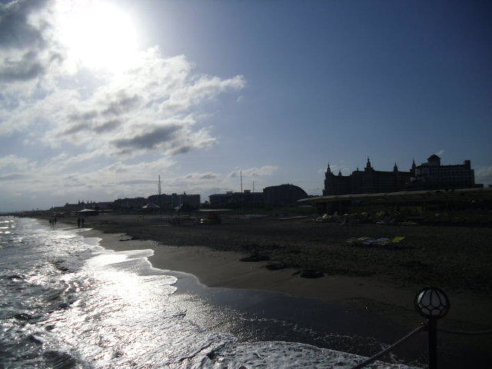 Der Strand ist sehr sauber Saturn Palace Resort Hotel