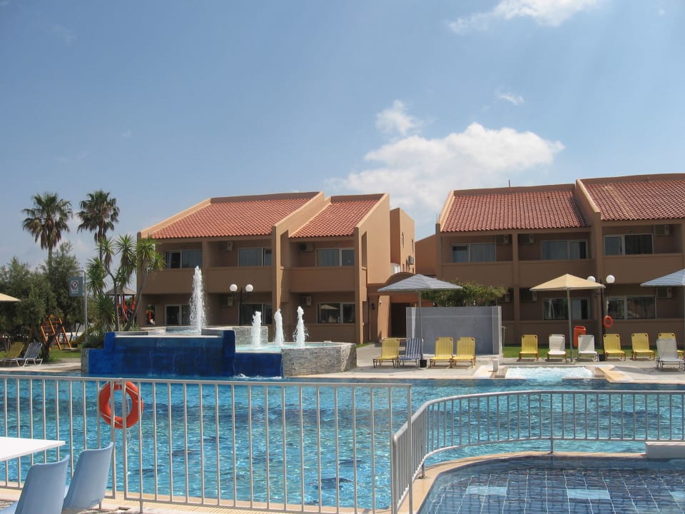 Einer von 2 Pools Ilios K Village Resort