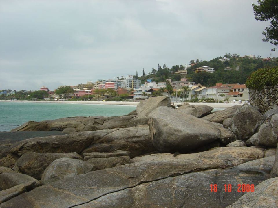 Blick vom Strand auf das Hotel Hotel Pousada Vila do Coral