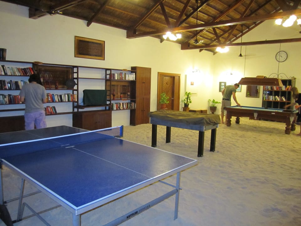 Spieleraum mit Lesebuch-Regalen NH Collection Maldives Reethi Resort