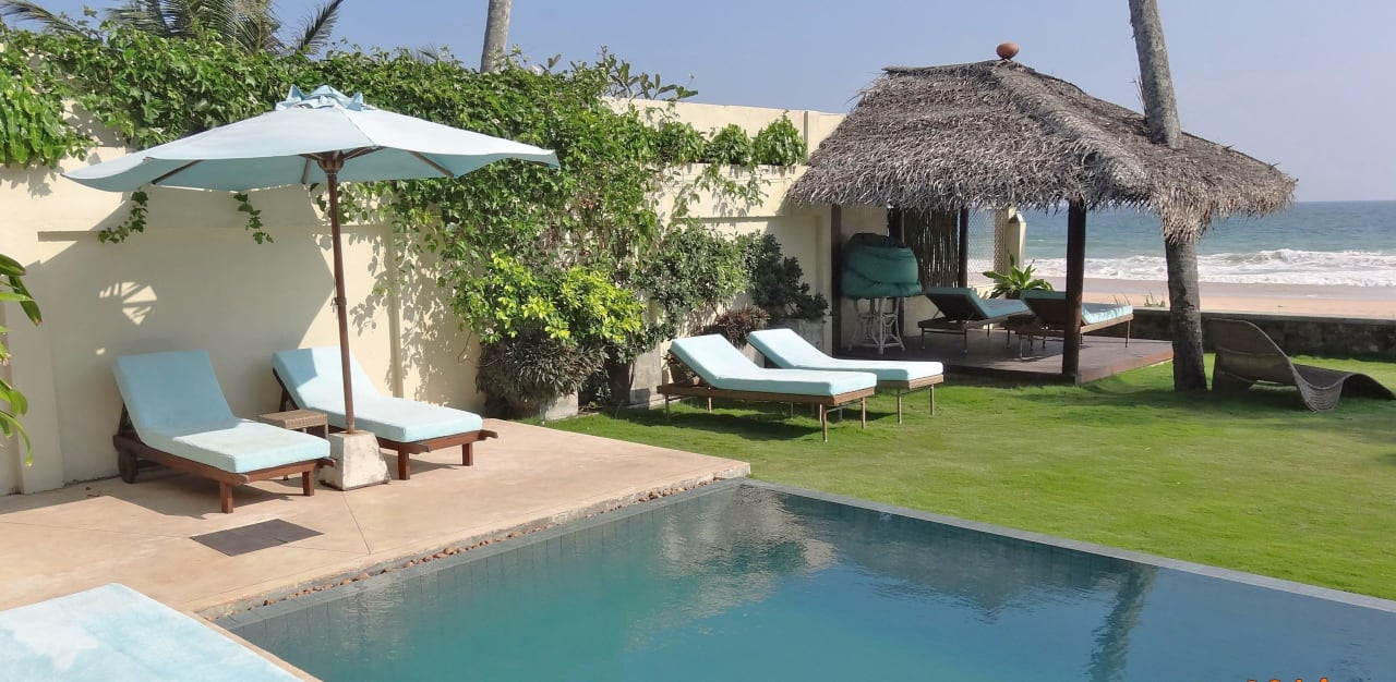 Kleiner Pool im Garten mit Liegen Villa Sisindu C