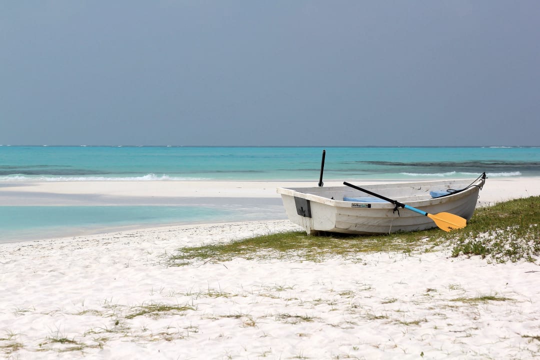 Strand an der Westseite Meeru Maldives Resort Island