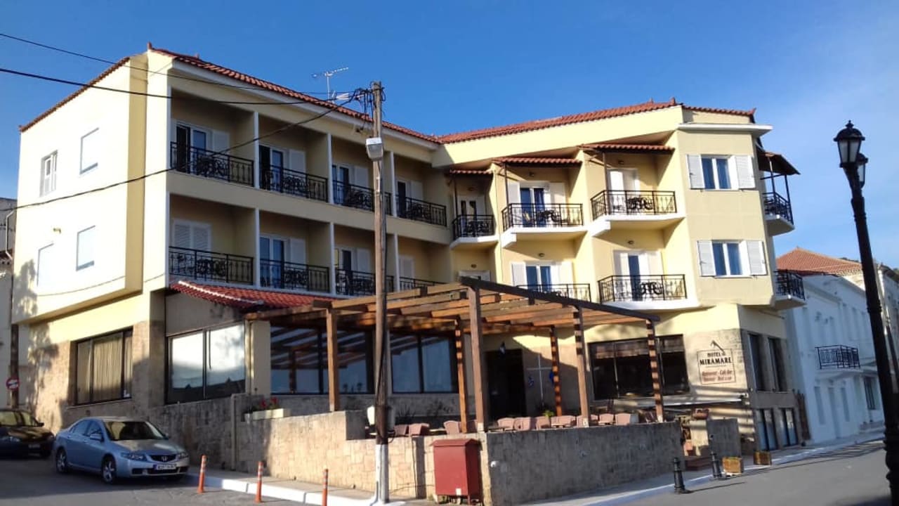 Budynek hotelu widziany od strony nabrzeża Hotel Miramare