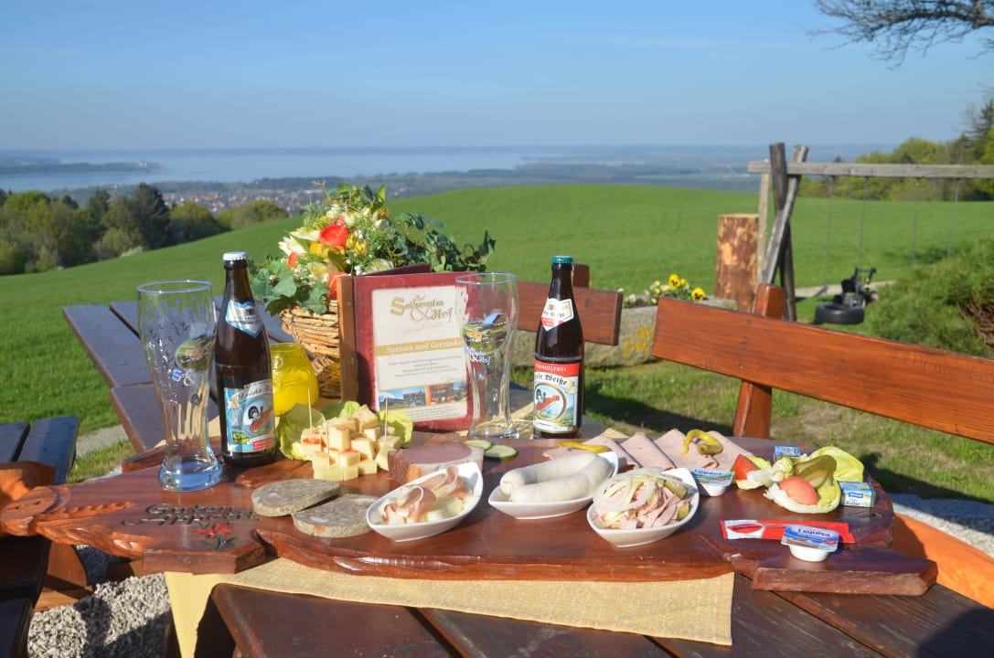 Brotzeit auf der Terrasse mit Chiemseeblick Hotel Seiseralm & Hof