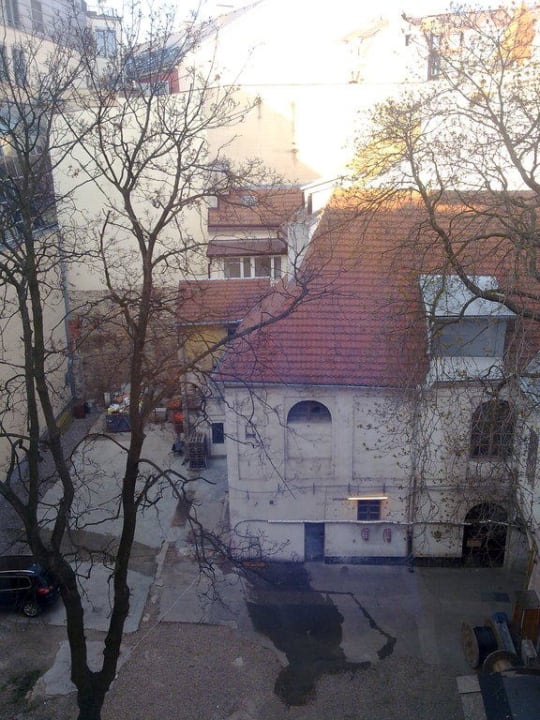 Двор из окна Hotel Salvador