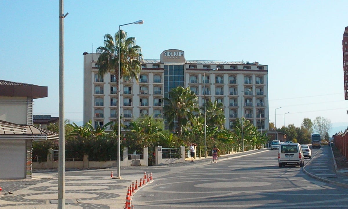 Das Hotel von der Einkaufsmeile gesehen Hotel Sidekum
