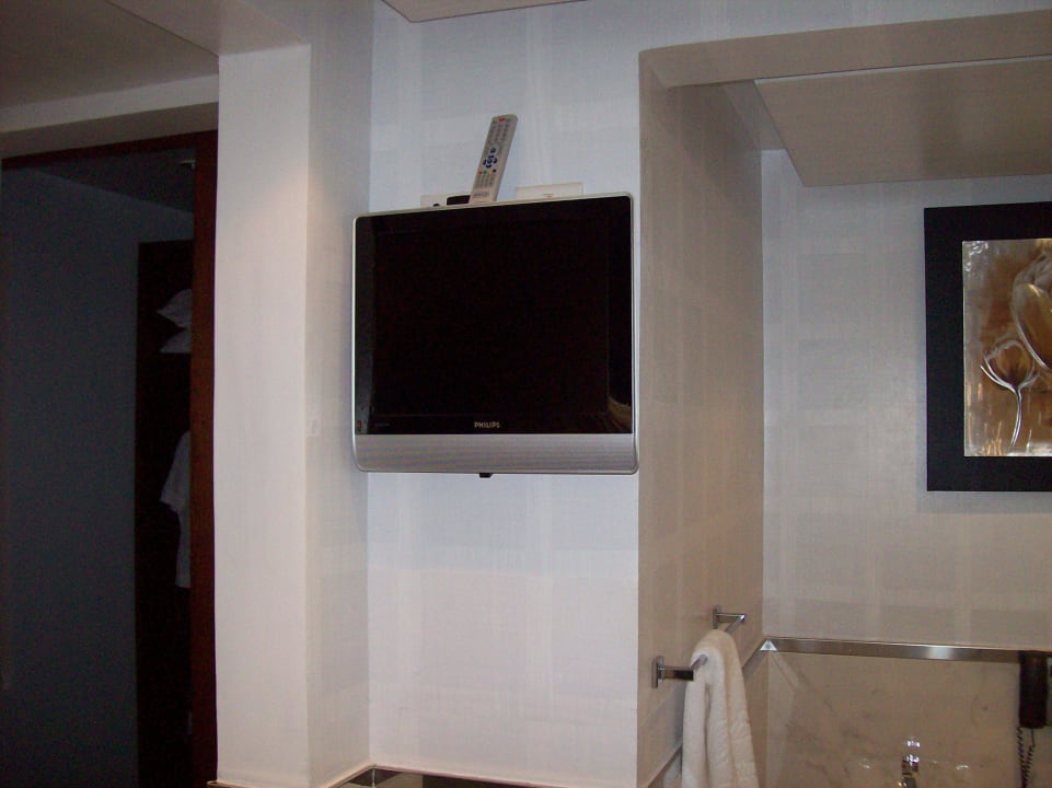 TV-Gerät im Bad Premier Le Reve Hotel & Spa