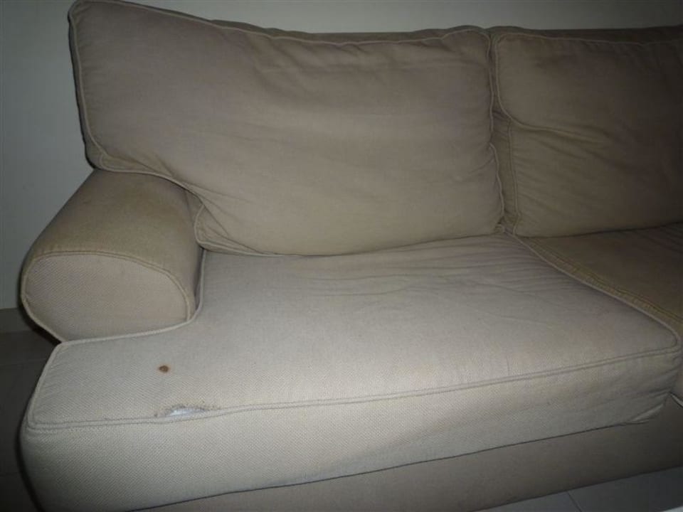 Sofa voller Dreck & Brandlöcher Ilunion Sancti Petri