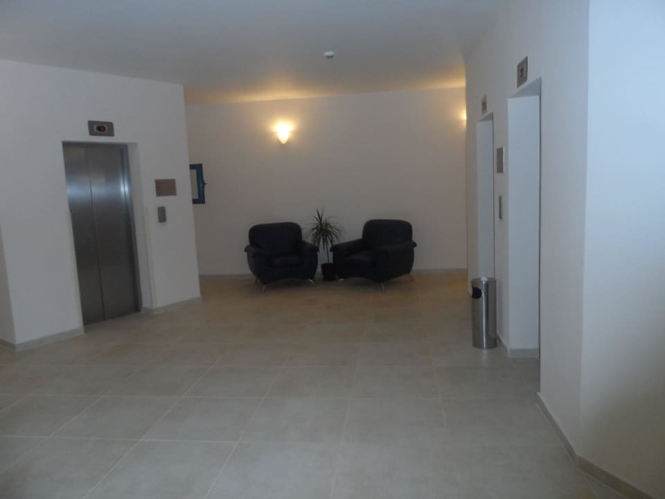 Vor den Aufzügen im 4. Stock GRIFID Club Hotel Arabella