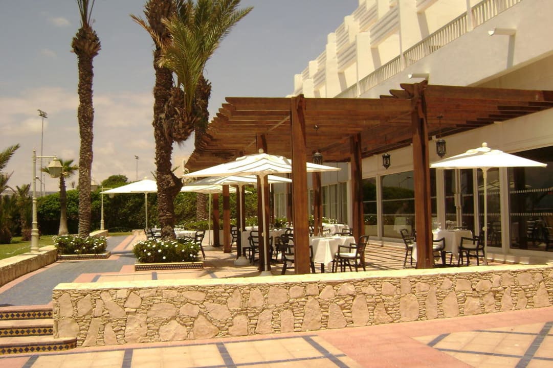 Außensitzplätze italienisches Restaurant Atlas Amadil Beach Hotel