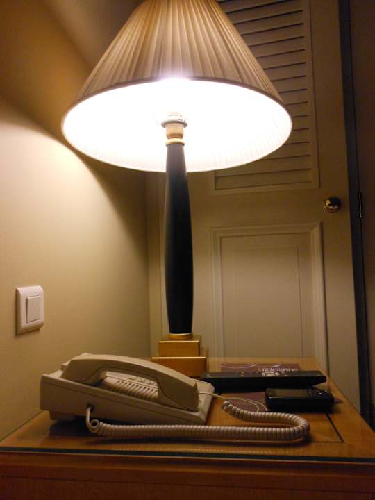 Schlafzimmer - Telephon und Nachttischlampe Sheraton Warsaw Hotel