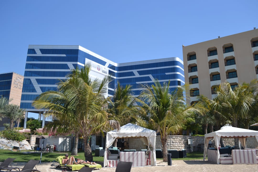 Бар на пляже отеля Traders Hotel Qaryat Al Beri Abu Dhabi