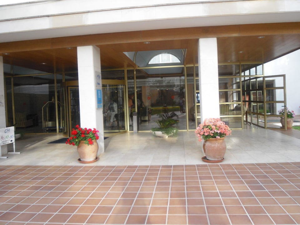 Eingang zum Hotel CM Playa del Moro