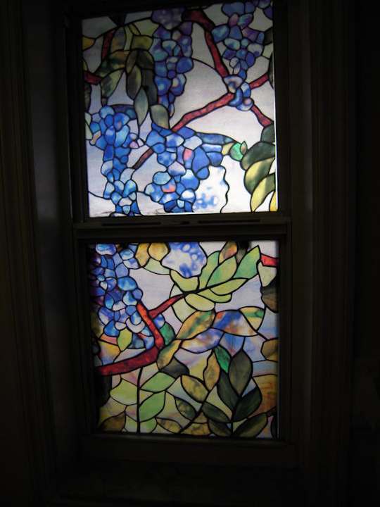 Badezimmerfenster mit Mückengitter. Hotel Lemon Tree Inn