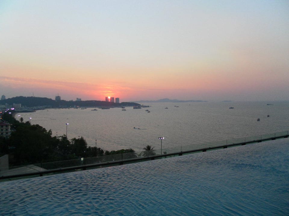 Infinity-Pool Hilton Pattaya