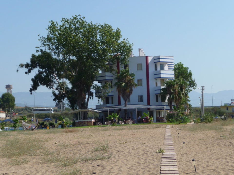 Hotelansicht vom Strand Skys Hotel