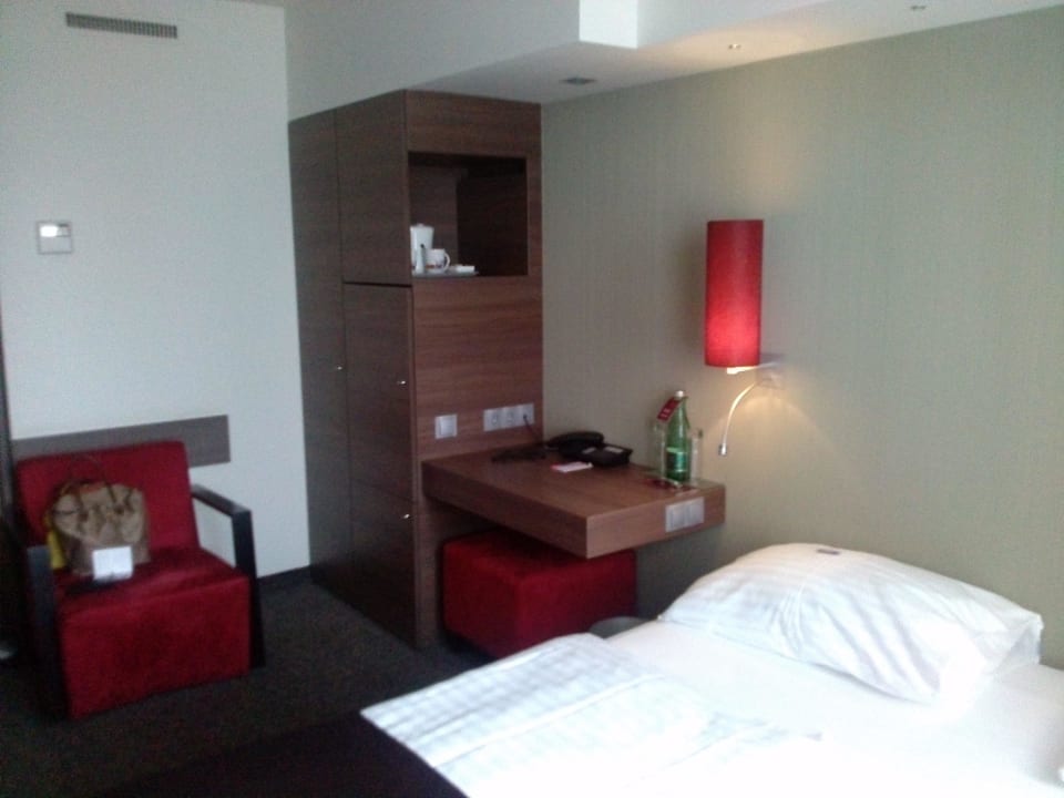 Gesamte Ablagefläche im Zimmer Hotel Mercure Wien City