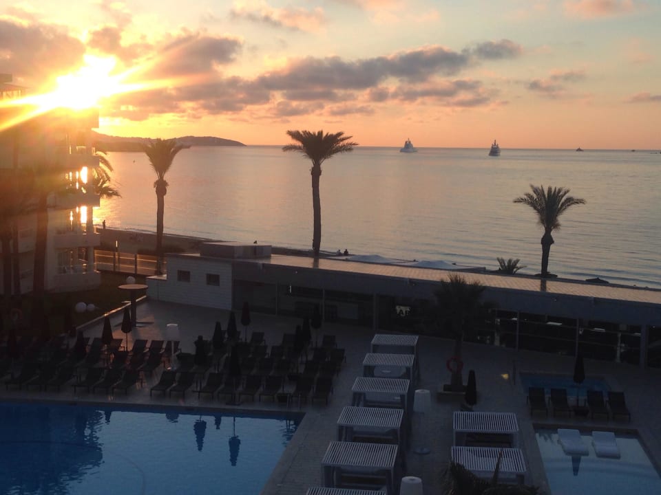 Sonnenaufgang vom Zimmer aus Hotel Garbi Ibiza & Spa