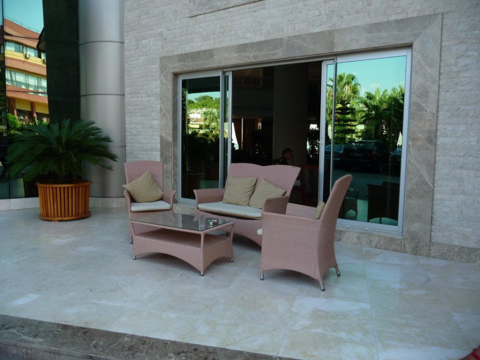 Sitzgelegenheit neben dem Hoteleingang Saphir Resort & Spa
