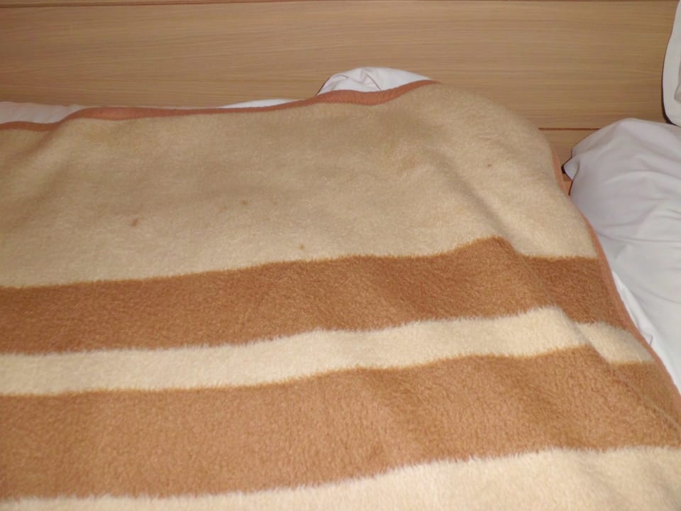 Bettdecke mit undifinierbaren Flecken Hotel El Mouradi Mahdia