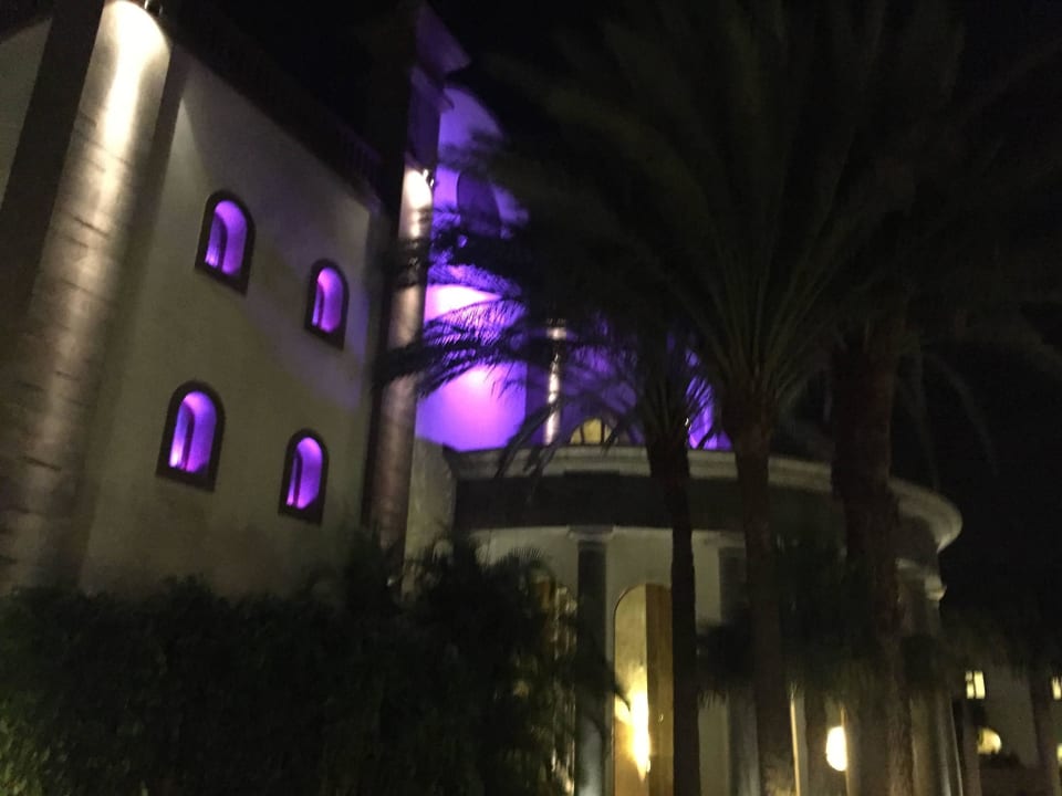 Hauptgebäude bei Nacht Lopesan Villa del Conde Resort & Thalasso