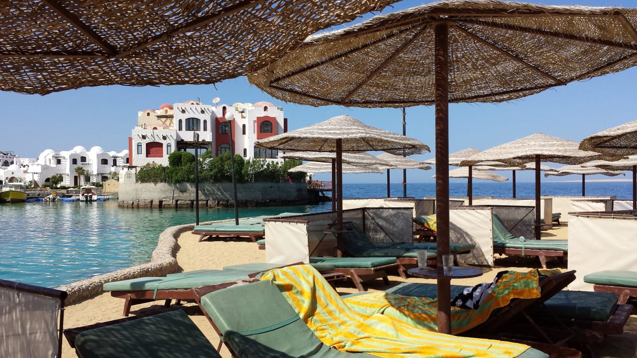 Liegen am Hausriff Arabella Azur Resort