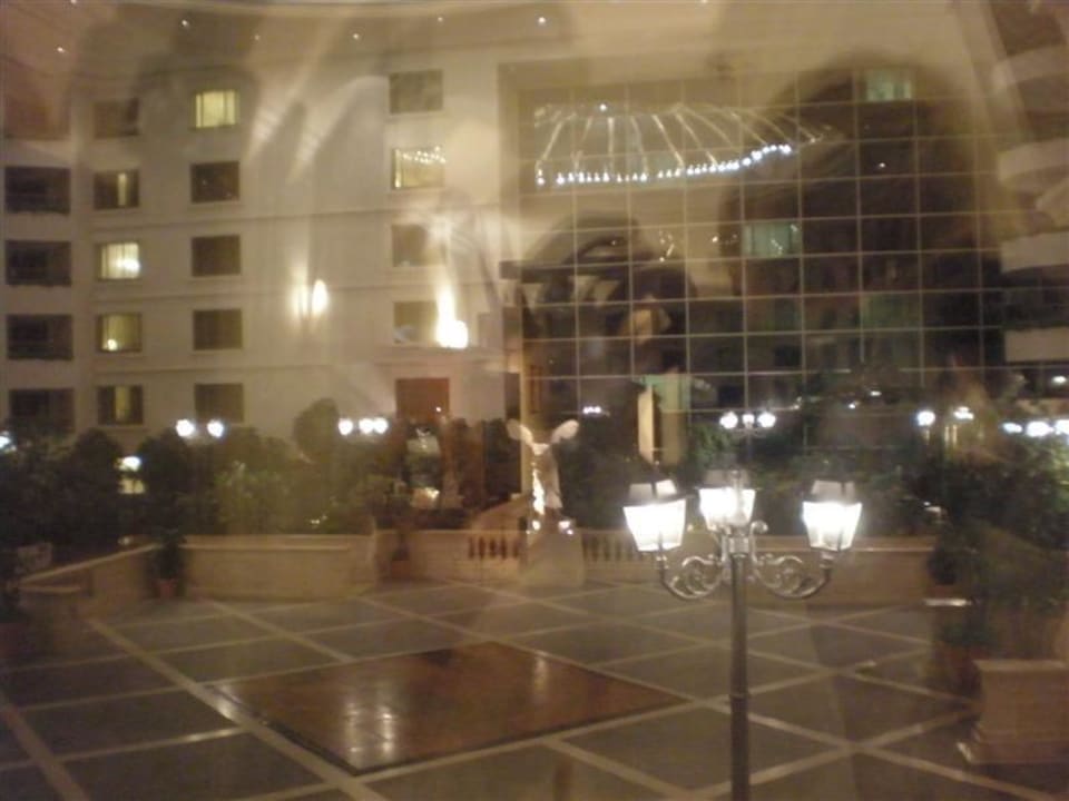 Blick in denInnenhof The Bristol Hotel Dubai