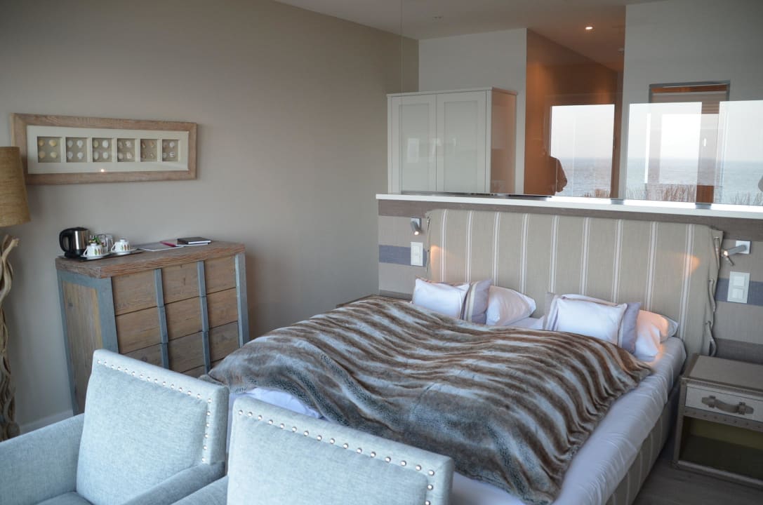 In den Sesseln genießt man den Ausblick Hotel Strand am Königshafen