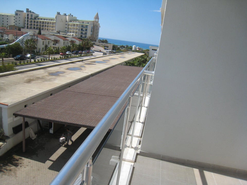 Ausblick auf Nachbarhotels und Lieferanteneingang  Seaden Sea World Resort & Spa