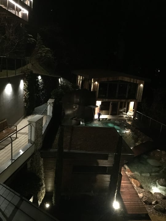 Sauna und Teich bei Nacht Quellenhof Luxury Resort Passeier