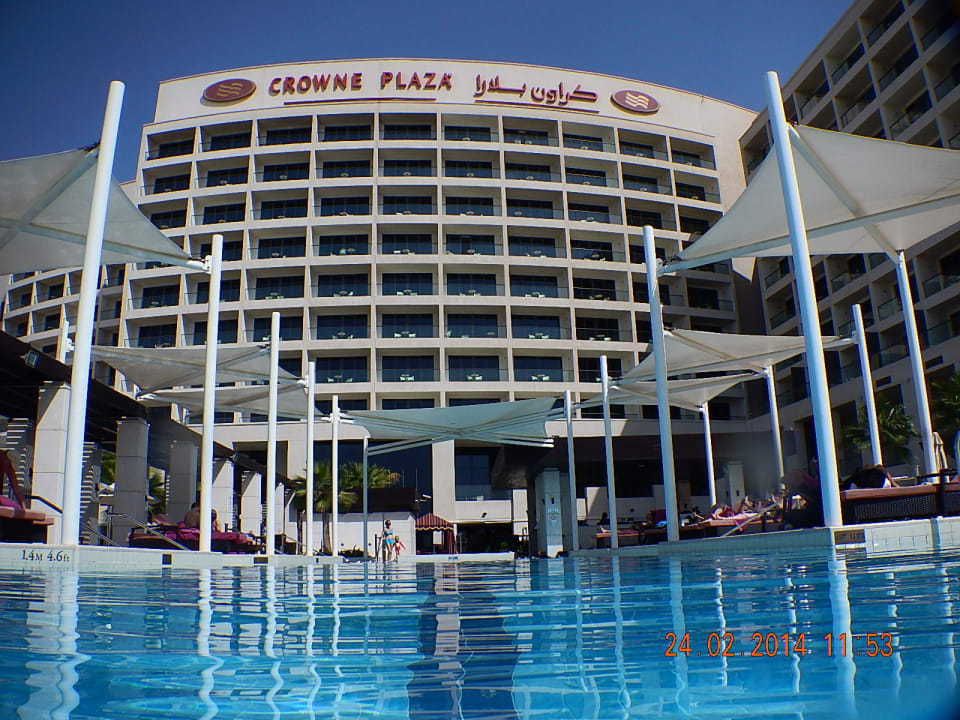 Ein Blick vom Pool aufs Hotel Crowne Plaza Hotel Yas Island