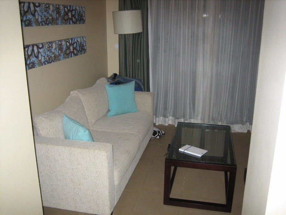 Couch / Blick zum Balkon The Cove Rotana Resort