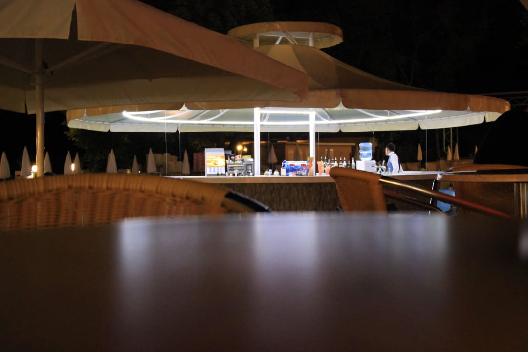 Poolbar nachts GRIFID Vistamar