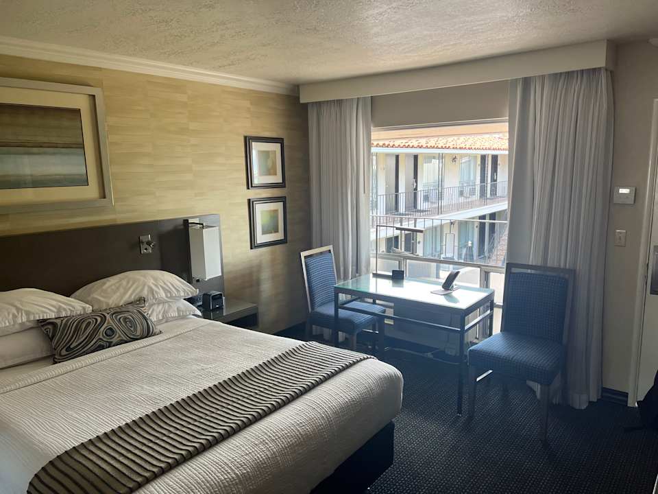 Zimmer West Beach Inn, a Coast Hotel